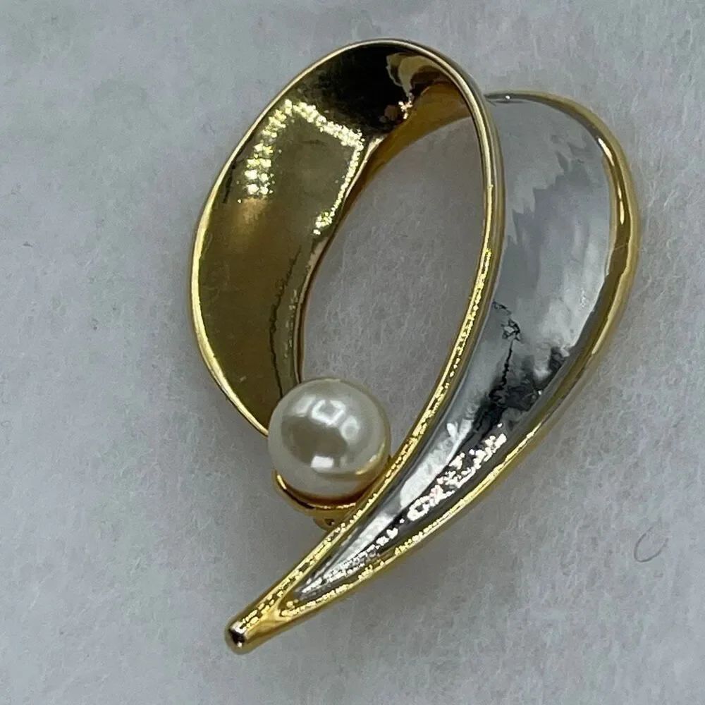 Vintage 10K plated white & yellow gold ribbon brooch faux pearl decor.